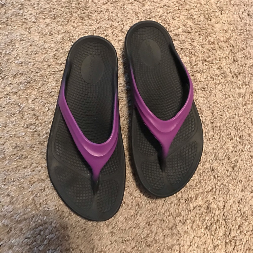 Oofos flip flops. Size 7.